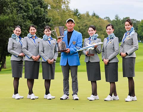 CAと並んで優勝カップを持つ岩﨑亜久竜選手の写真