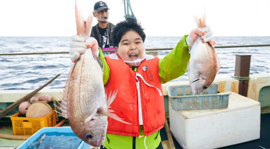 タイを捕った子供