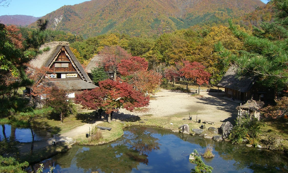 白川郷の展望台から合掌造りや白山連峰、美しい里山を一望する - Japan Travel Planner - ANA