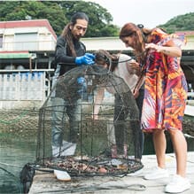 Hashimoto-san with a woman pulls up the net