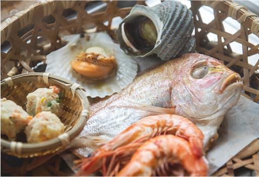 Fish and seafood on a special sieve