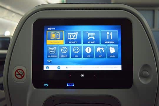 全クラスにタッチパネル式シートTVを搭載。