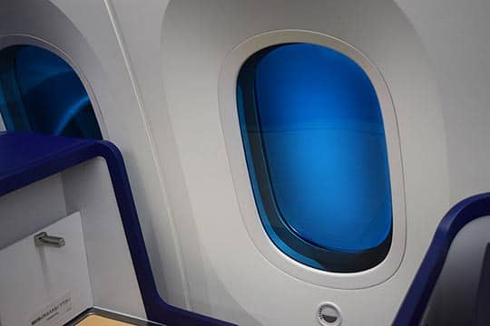 電動式シェードは、お好みの明るさに調整できます。