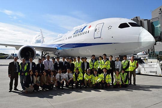 787-9の受領を担当する関係者で記念撮影。