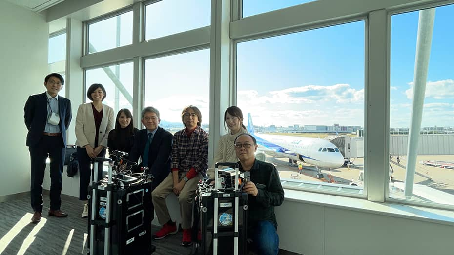 JAXA 여러분과 ANA 홀딩스 우주 사업팀의 마쓰모토 씨(왼쪽에서 3번째)와 미야시타 씨(가장 왼쪽)의 사진