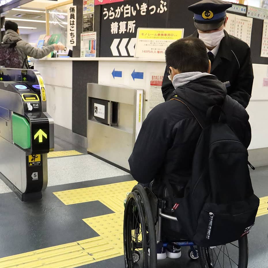 El personal de la estación, que confirmó con anticipación la información de asistencia del usuario de silla de ruedas, guía al usuario de silla de ruedas hasta las puertas de combinación.