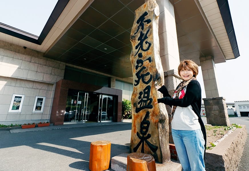 青森県の深浦町にある「不老ふ死温泉」は、美肌効果の高い源泉掛け流しの塩化物強塩泉と、白神の森の養分がたっぷり注がれる日本海の幸が自慢の人気宿（https://www.furofushi.com/）。複数の内湯のほかに海辺に面した露天風呂も楽しめる