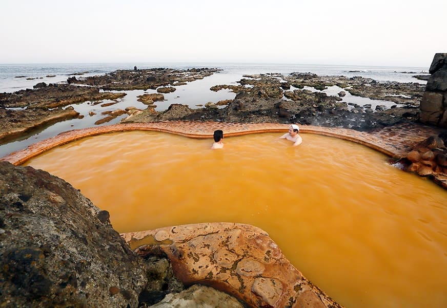 青森県の深浦町にある「不老ふ死温泉」は、美肌効果の高い源泉掛け流しの塩化物強塩泉と、白神の森の養分がたっぷり注がれる日本海の幸が自慢の人気宿（http://www.furofushi.com/）。複数の内湯のほかに海辺に面した露天風呂も楽しめる