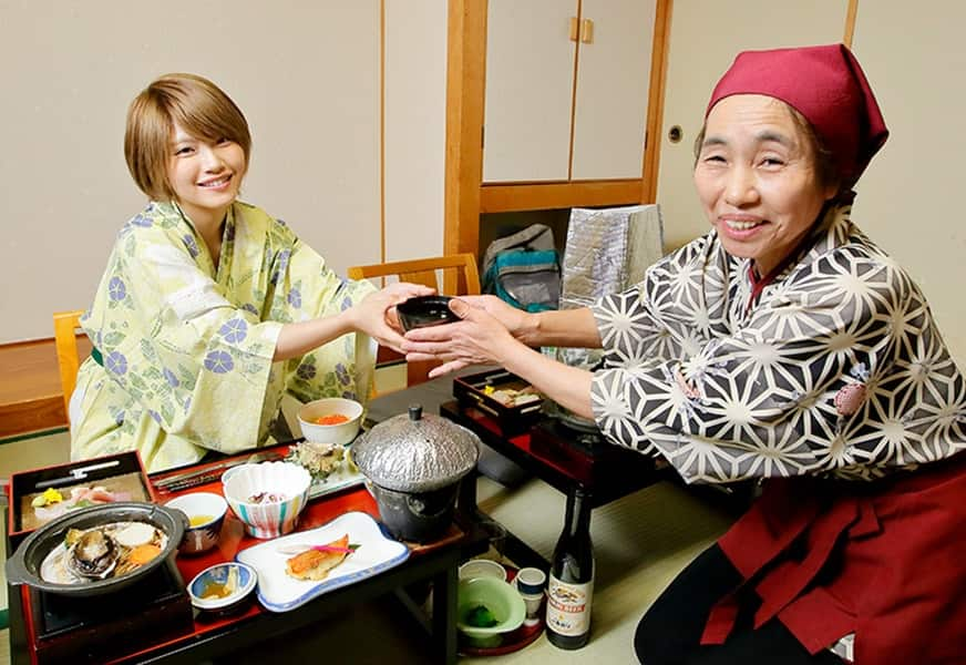 サザエ、アワビ、本マグロ、ヒラメ、地のワカメなど、深浦沖や近海の海の幸がたっぷり並んだこの日の夕食。いくらご飯やデザートも出てすっかりお腹も満たされた