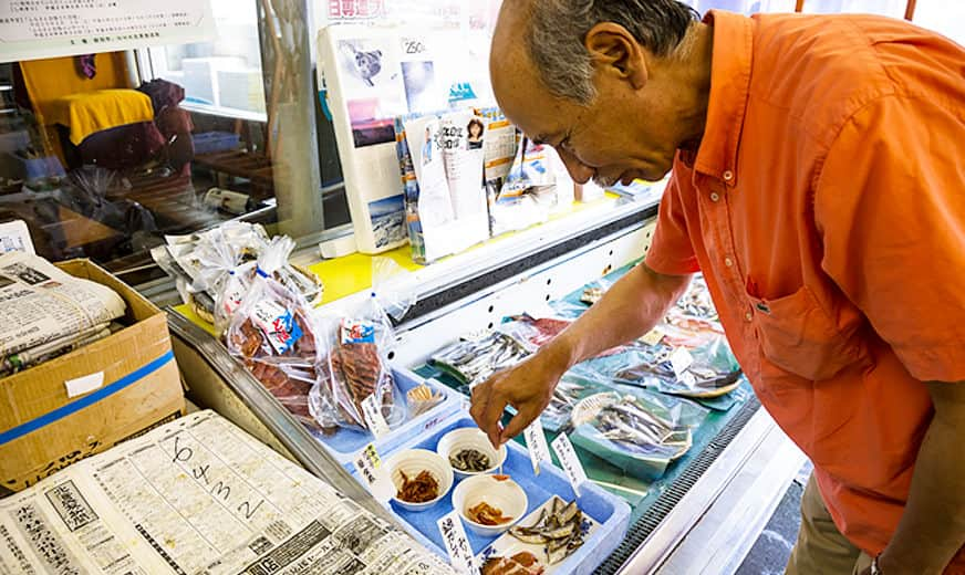 珍味のサクラマスのトバを味見する里見さん