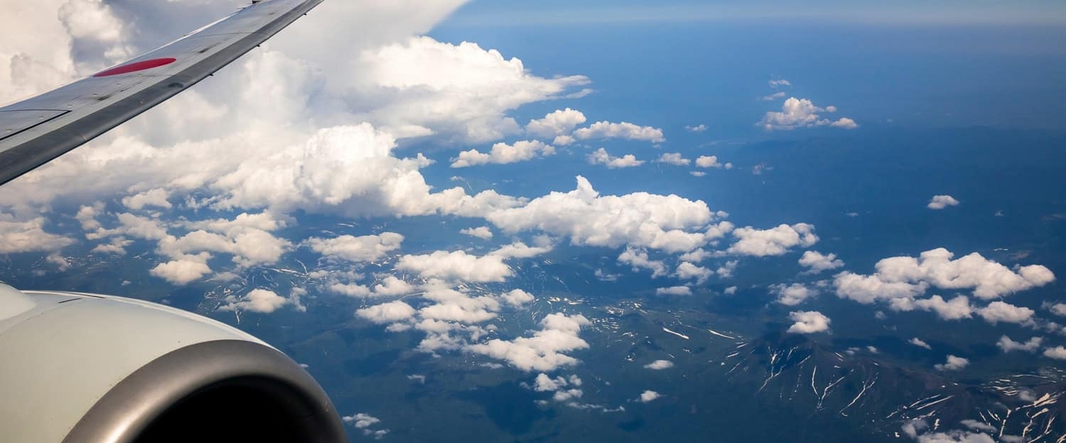 眼下に望むオホーツクの碧い海と澄んだ空