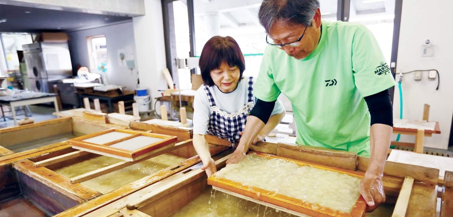 「土佐和紙工芸村」で紙すきを体験