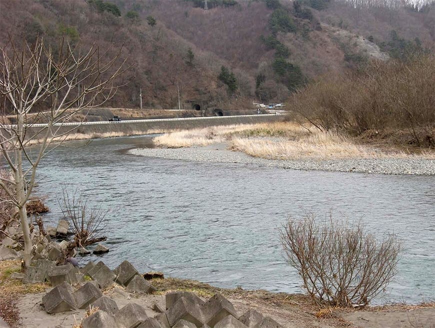 風景写真：手前から右に大きくカーブしている閉伊川の下流部。