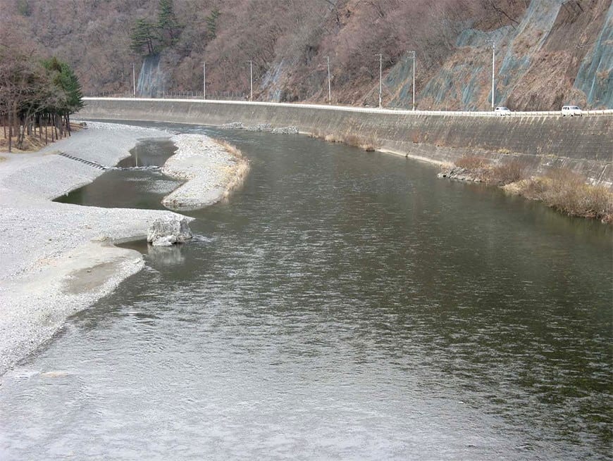 風景写真：手前から左に緩やかにカーブしている閉伊川の下流部。