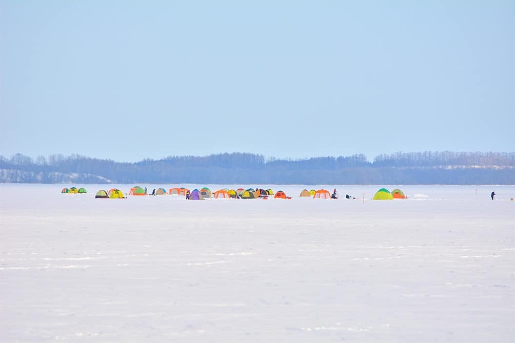 風景写真：湖上のテント村近くのテント群