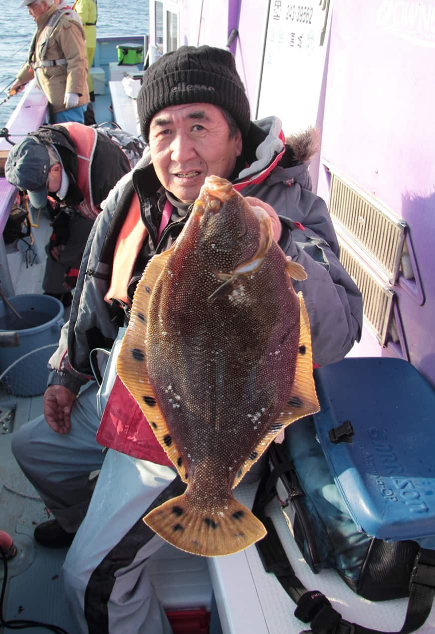 釣り人が見せているホシガレイ