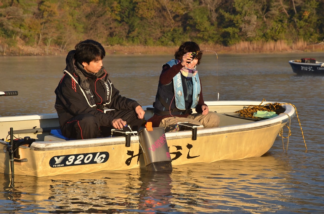 ボートで釣りをする人の写真